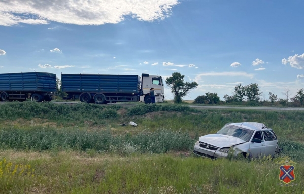 Под Волгоградом КамАЗ столкнулся с легковушкой: три человека пострадали