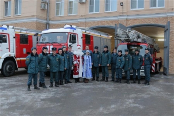 В волгоградскую пожарную часть приехали Дед Мороз и Снегурочка