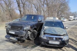 В массовом ДТП в Волгоградской области пострадал водитель иномарки