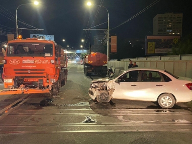 В Волгограде уборочная спецмашина столкнулась с легковым автомобилем