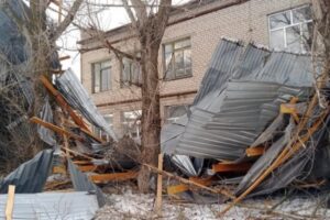 В Волгоградской области стихия сорвала крышу школьного спортзала