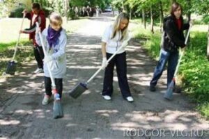 Во Фролово подростки благоустраивают парк