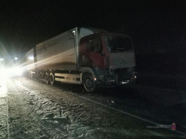 На трассе в Волгоградской области столкнулись три грузовика