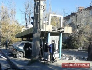 В Волгограде «ВАЗ» врезался в остановку: есть пострадавшие