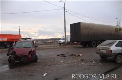 В Волгограде в световую опору въехала автоледи на «Матизе»