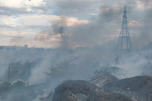 На севере Волгограда при сильном ветре идет борьба с пожаром