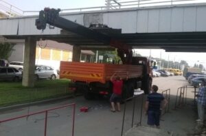 Новый КАМАЗ застрял под мостом на Центральной набережной Волгограда