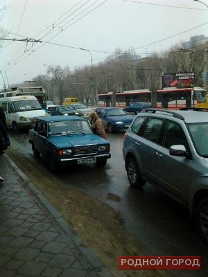 В центре Волгограда образовалась полукилометровая пробка