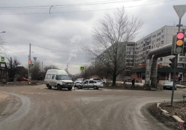 На юге Волгограда в ДТП с маршруткой пострадали два человека