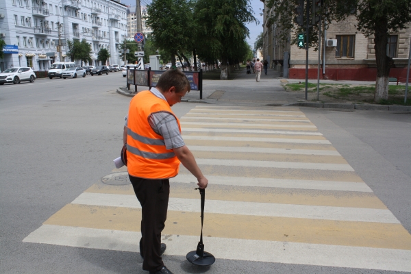 В Волгограде ищут «замурованные» в дороги ливневки с металлоискателями