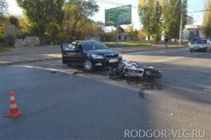 В Волгограде иномарка столкнулась с мотоциклом