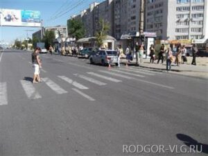 В Волгограде автомобиль сбил пенсионерку на остановке