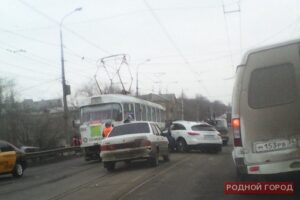 На юге Волгограда автоледи на Infiniti протаранила трамвай