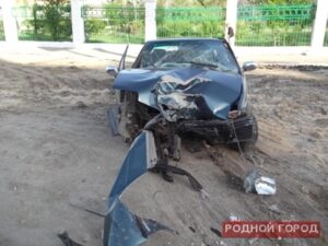 В Волгограде водитель на иномарке врезался в столб