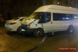 В Волгограда 24-летняя автоледи на Hyundai въехала в маршрутку