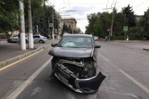 В центре Волгограда в ДТП пострадал водитель иномарки