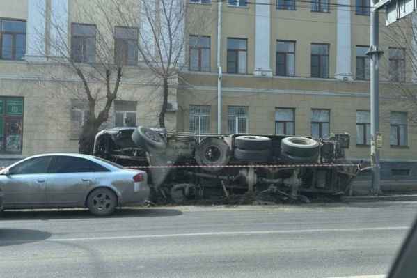 В центре Волгограда опрокинулась огромная бетономешалка