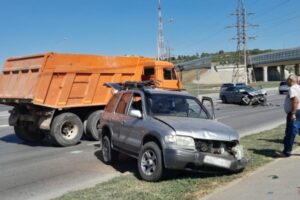 В Волгограде из-за нарушения ПДД столкнулись «Киа Спортаж» и «Мерседес»