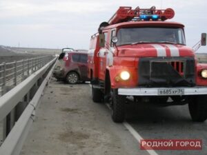 Под Волгоградом иномарка врезалась в пассажирский автобус