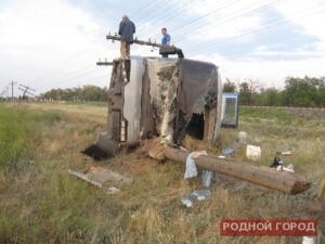 В Калачевском районе перевернулся автобус с туристами: 1 погиб 5 пострадали