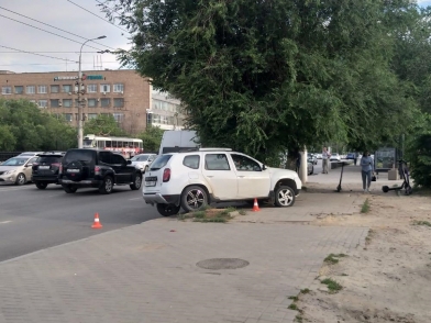 Опубликовано видео наезда кроссовера на двух женщин в Волгограде