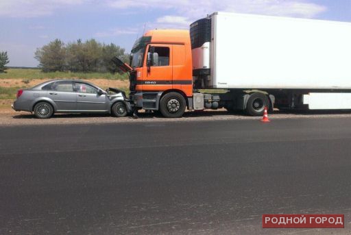 Под Волгоградом иномарка въехала в стоящую фуру: пострадали 2 детей