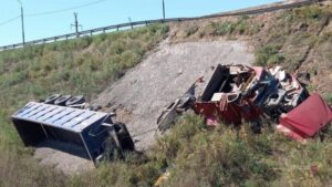 В Волгоградской области в кювет перевернулся грузовик