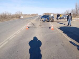 В Волгоградской области водитель «Весты», выезжая с заправки, попал в ДТП