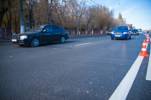 Асфальт на улице Хорошева в Волгограде со снегом не сошел