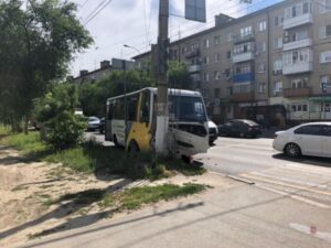 В ДТП с автобусом в Волгограде пострадали три женщины