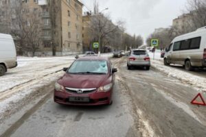 В центре Волгограда две иномарки сбили одного и того же 20-летнего пешехода