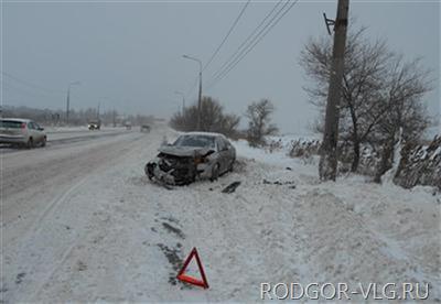 В Волгограде иномарка врезалась в столб