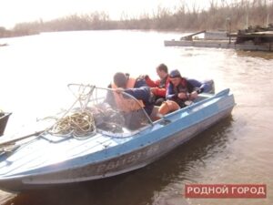 После смерти водолаза поиски утонувшей семьи под Волгоградом приостановлены