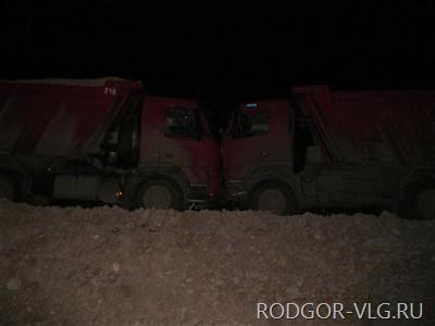 В Волгоградской области столкнулись грузовики-близнецы