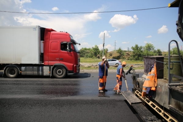 В Кировском районе ремонтируют Вторую Продольную конвейерным способом