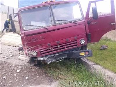 В волгоградском поселке легковушку занесло под КАМАЗ