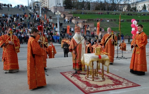 В Волгограде на Пасху ограничат движение и парковку автотранспорта возле кладбищ и храмов