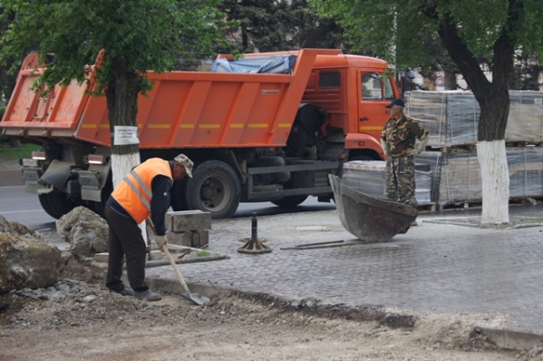 В Волгограде на проспекте Ленина благоустраивают пешеходные зоны