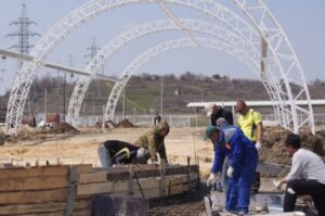 В парке у Мамаева кургана заливают бетоном чашу светомузыкального фонтана