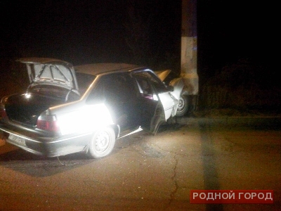 На юге Волгограда иномарка врезалась в световую опору