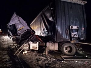 В Волгоградской области столкнулись два КамАЗа и легковушка