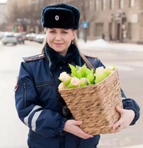 В честь 8 Марта сотрудники ГИБДД организовали в Волгограде «Цветочный патруль»