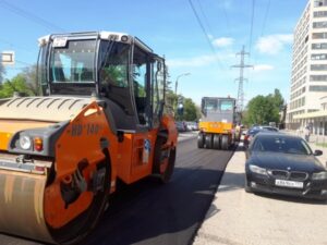 На улице Чистоозерной на севере Волгограда кладут новый асфальт