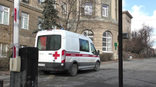 В Волгограде ночью молодой водитель на «Гранте» протаранил ограждение