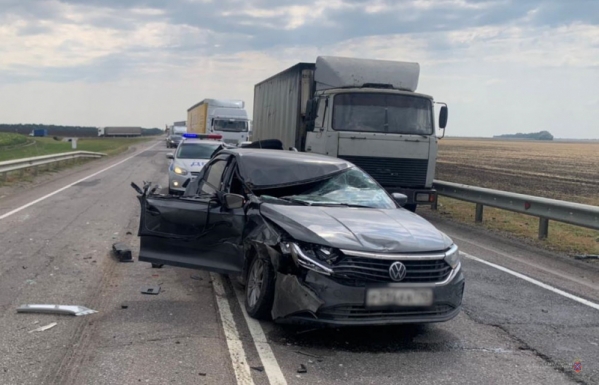 В Волгоградской области водителя на «Поло» зажало между двумя грузовиками