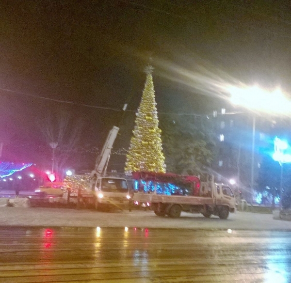 Ночью в центре Волгограда поставили елку