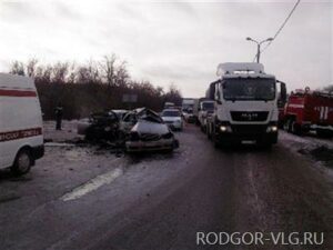 В Волгограде в столкновении трех иномарок пострадали два человека