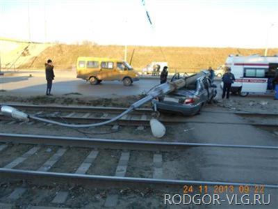 В Волгограде водитель сбил бетонную световую опору