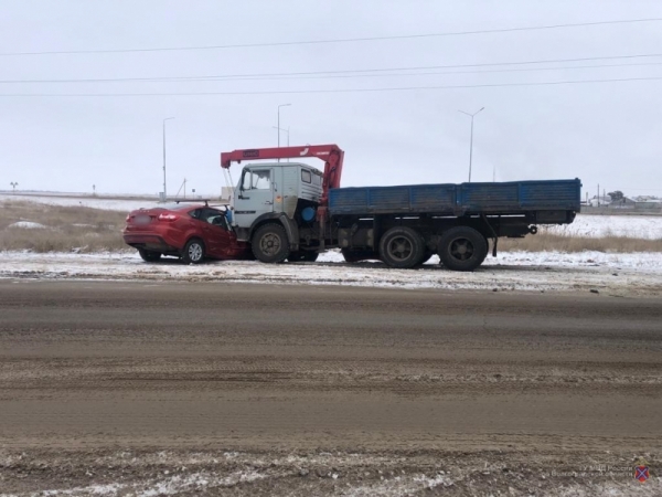 Под Волгоградом 65-летнего водителя на легковушке занесло под КамАЗ