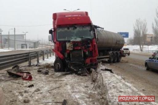 В Волгограде на Третьей продольной тягач снес два столба и ограждение